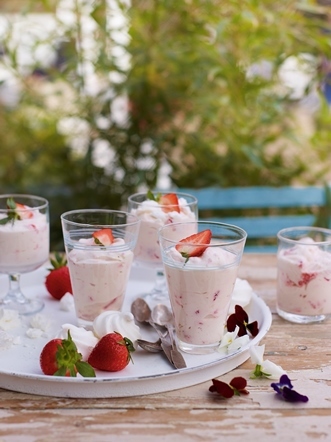 Strawberry mousse pots with mini meringues
